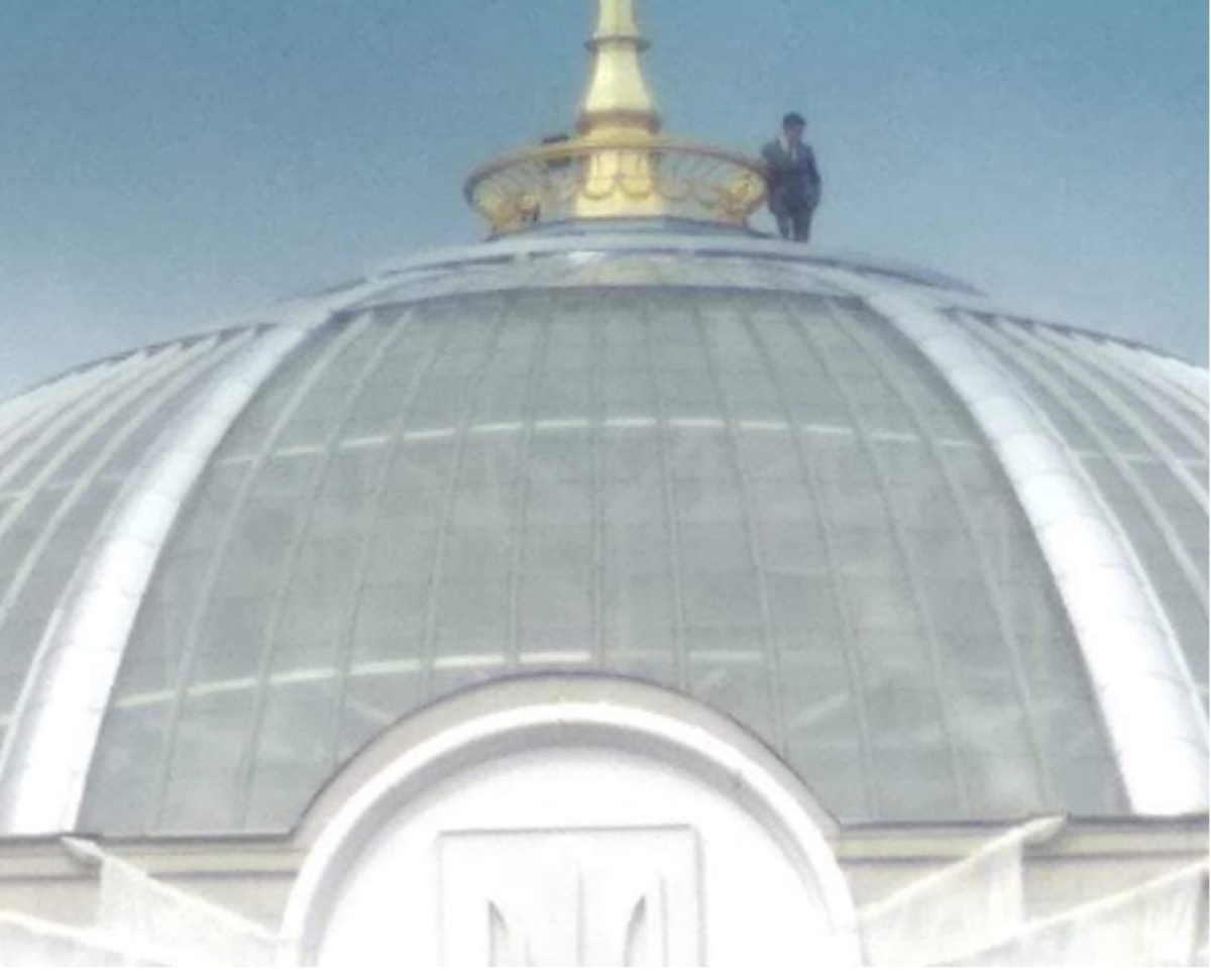"Зеленский"взобрался на купол Рады. Но это не точно – ФОТО - фото 1