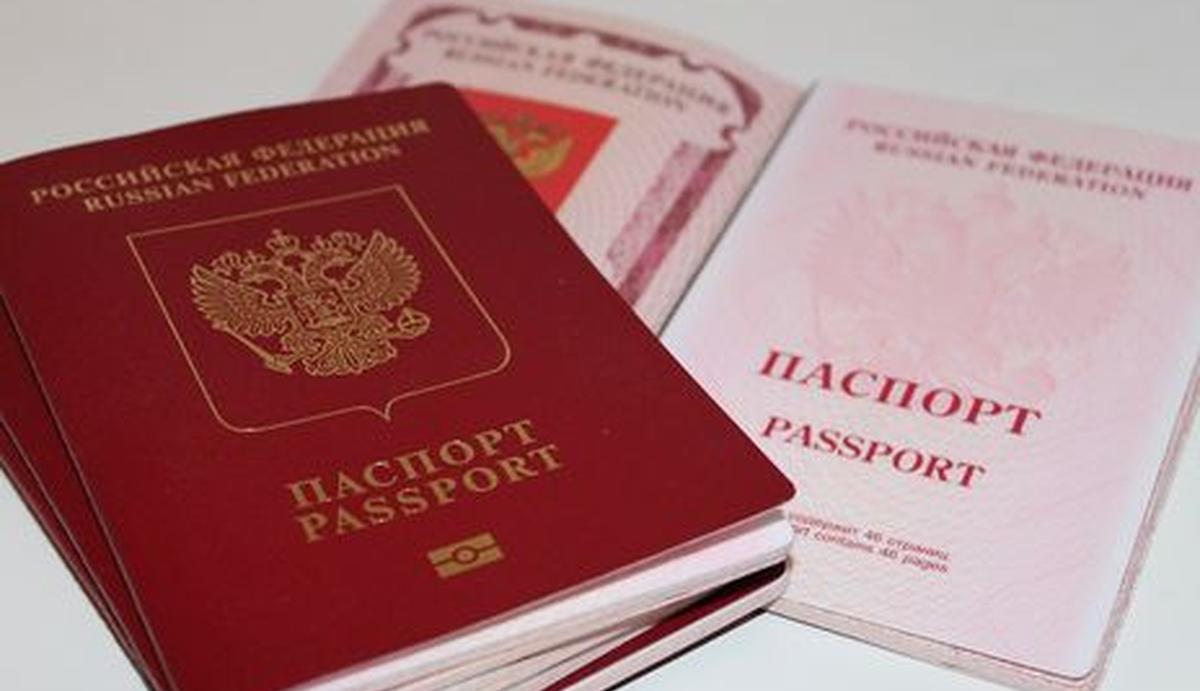 Путин якобы собрался раздавать паспорта России жителям всего Донбасса - фото 1