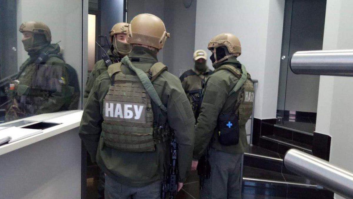 Детективы НАБУ не могут попасть к офисам Порошенко - фото 1