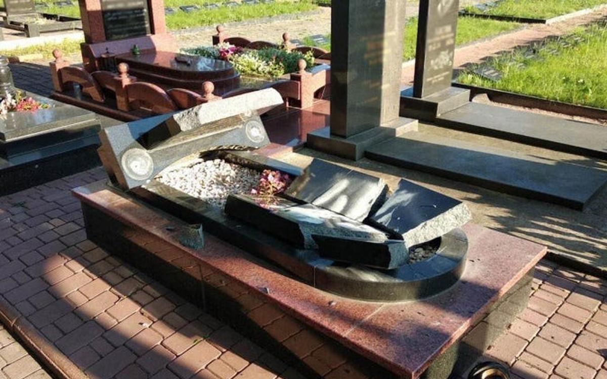 Путинские утырки разрушили памятники погибшим героям - фото 1