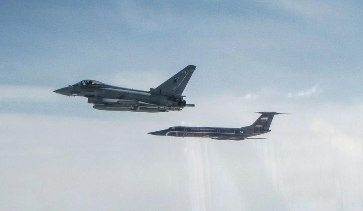 Британские "Тайфуны" перехватили пять российских самолетов за два дня - фото 1