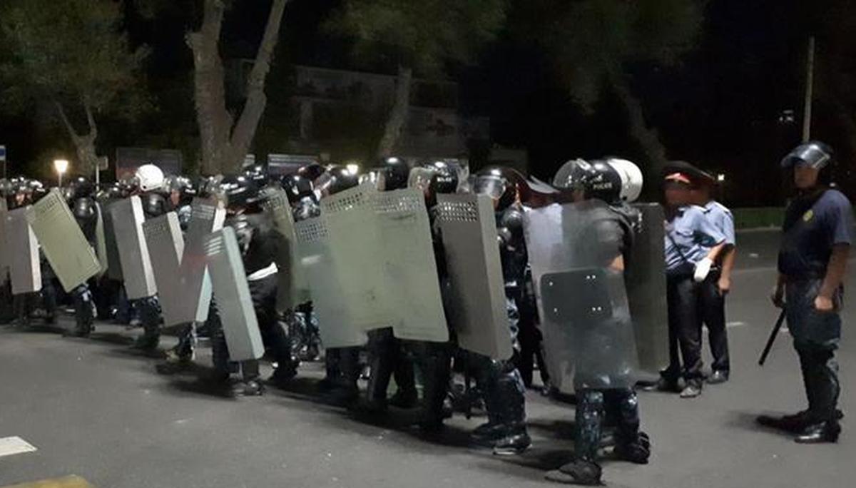 Акцию протеста в Бишкеке жестко разогнали - фото 1