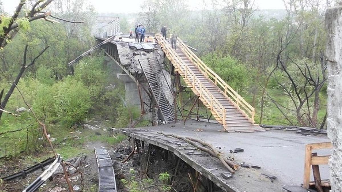 Русские не разминировали территорию у моста в Станице Луганской - фото 1