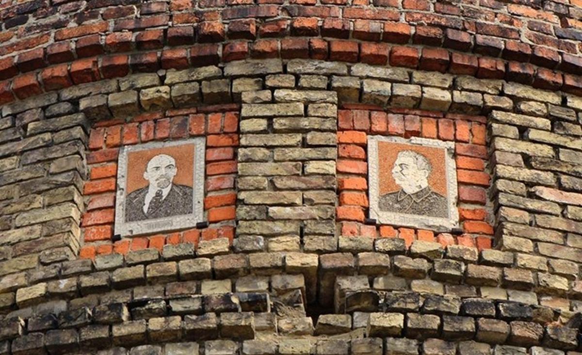 Депутаты решили оставить портреты Ленина и Сталина - фото 1
