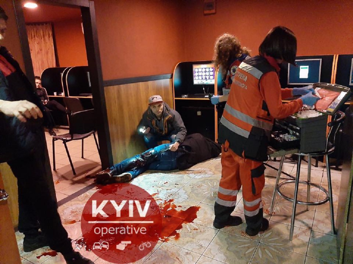 Киевлянин пошел поиграть и попал под нож – жуткие ФОТО - фото 1