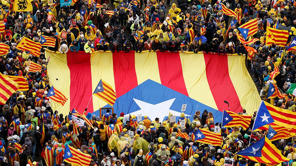 Испанцы задержали двоих причастных к работе ГРУ в Каталонии - фото 1