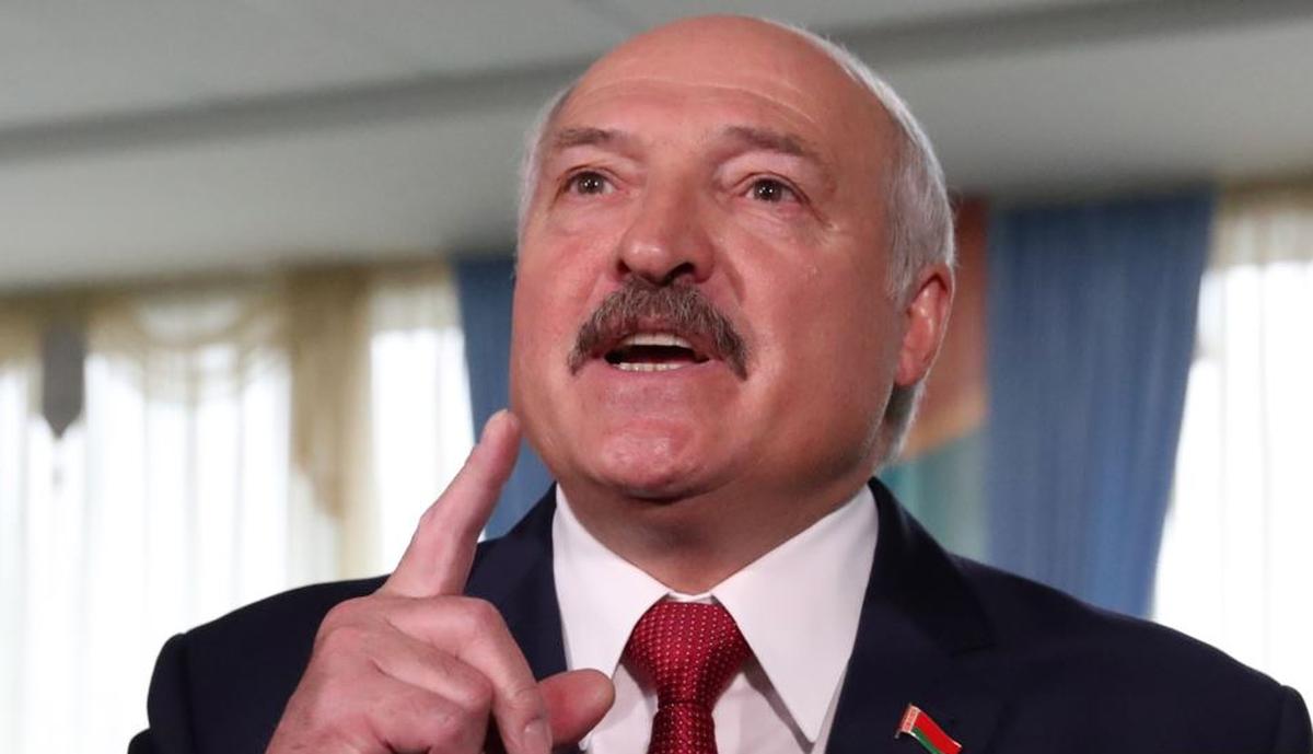 Лукашенко пытается усидеть на двух стульях - фото 1