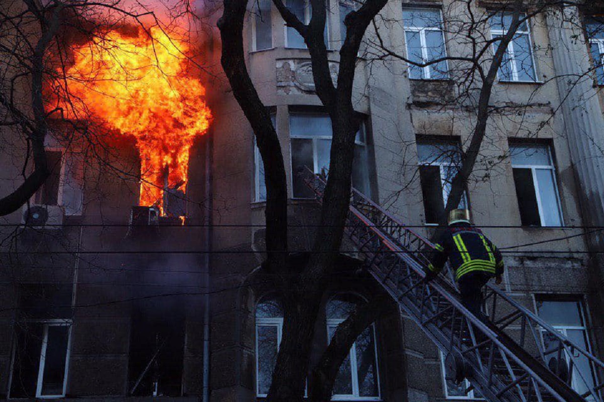  В Одессе загорелся колледж, идет эвакуация - ФОТО - фото 1
