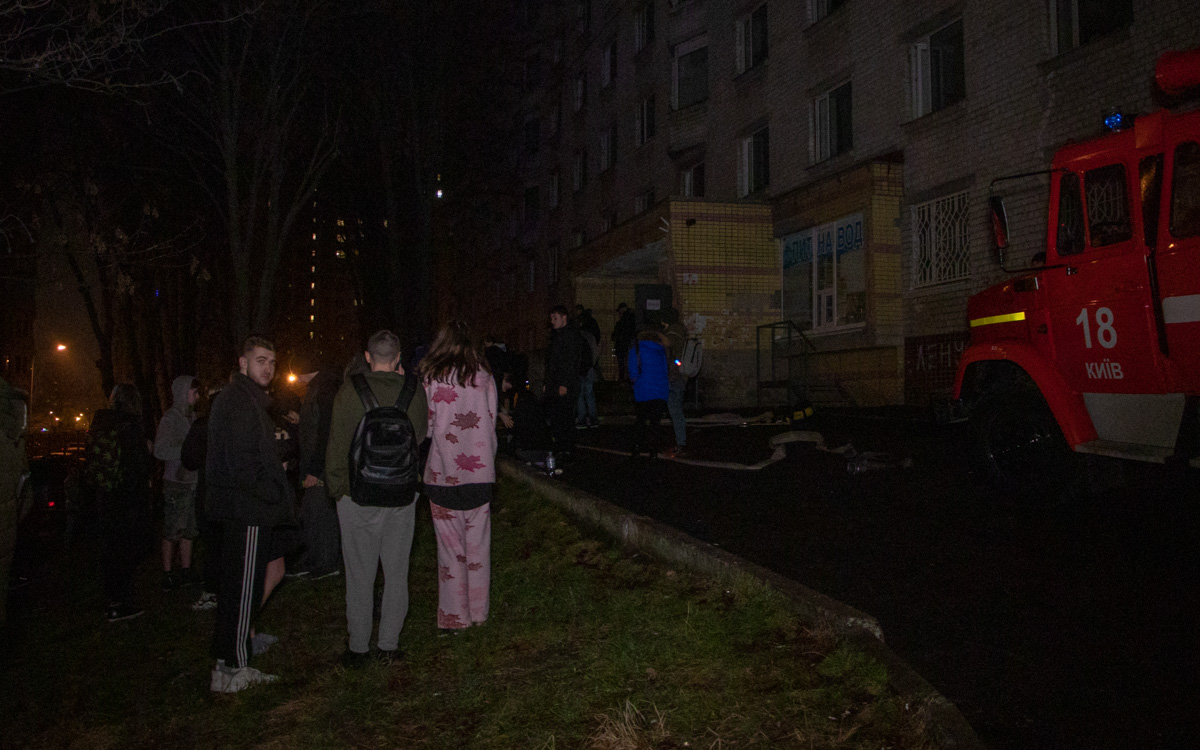 В Киеве запылало общежитие, сотни людей эвакуировали – ФОТО - фото 1