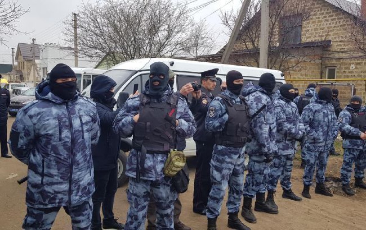 Оккупанты вломились в дома крымских татар в Бахчисарае: Что происходит?  - фото 1