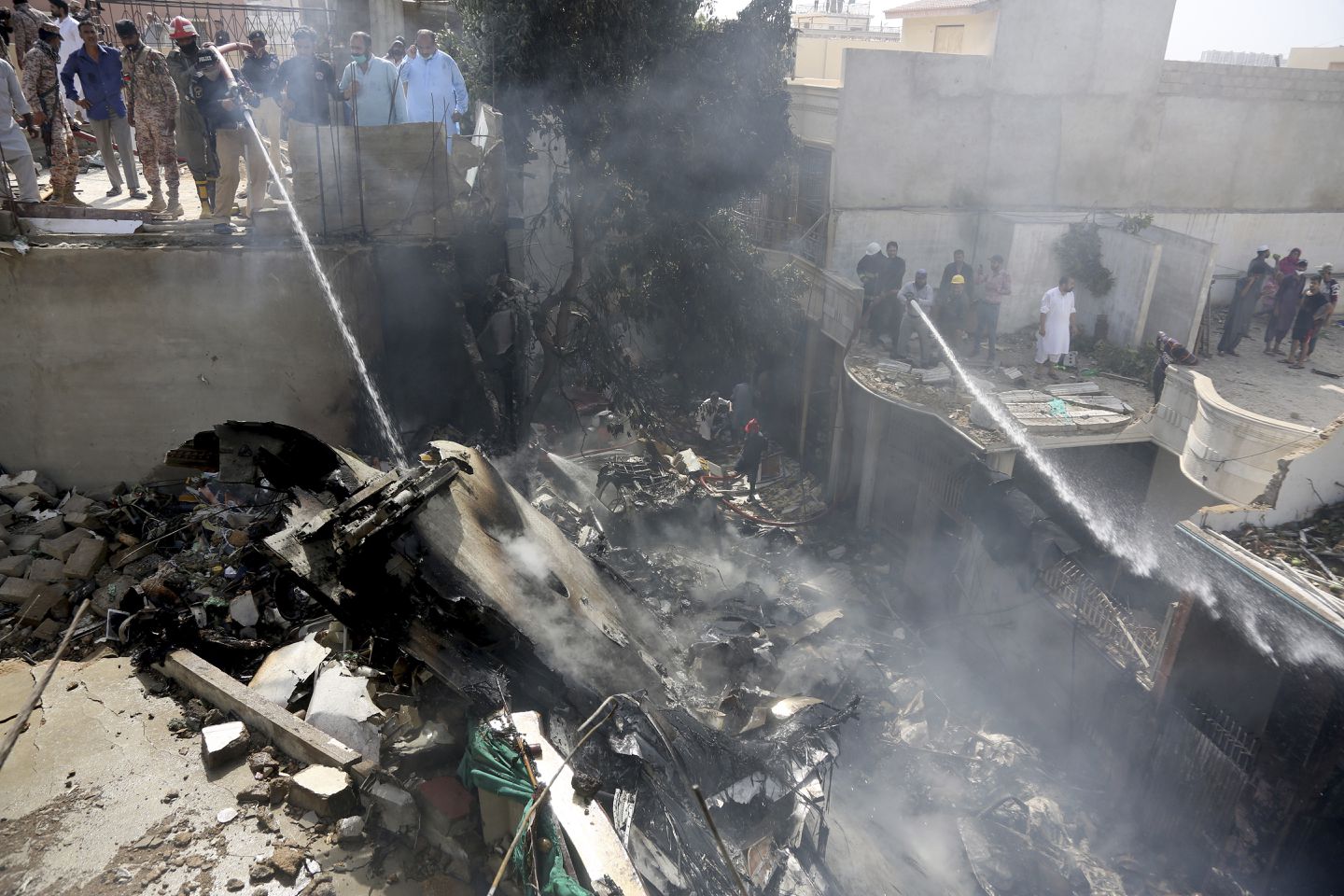 Катастрофа в Карачи унесла жизни почти сотни людей - фото 1