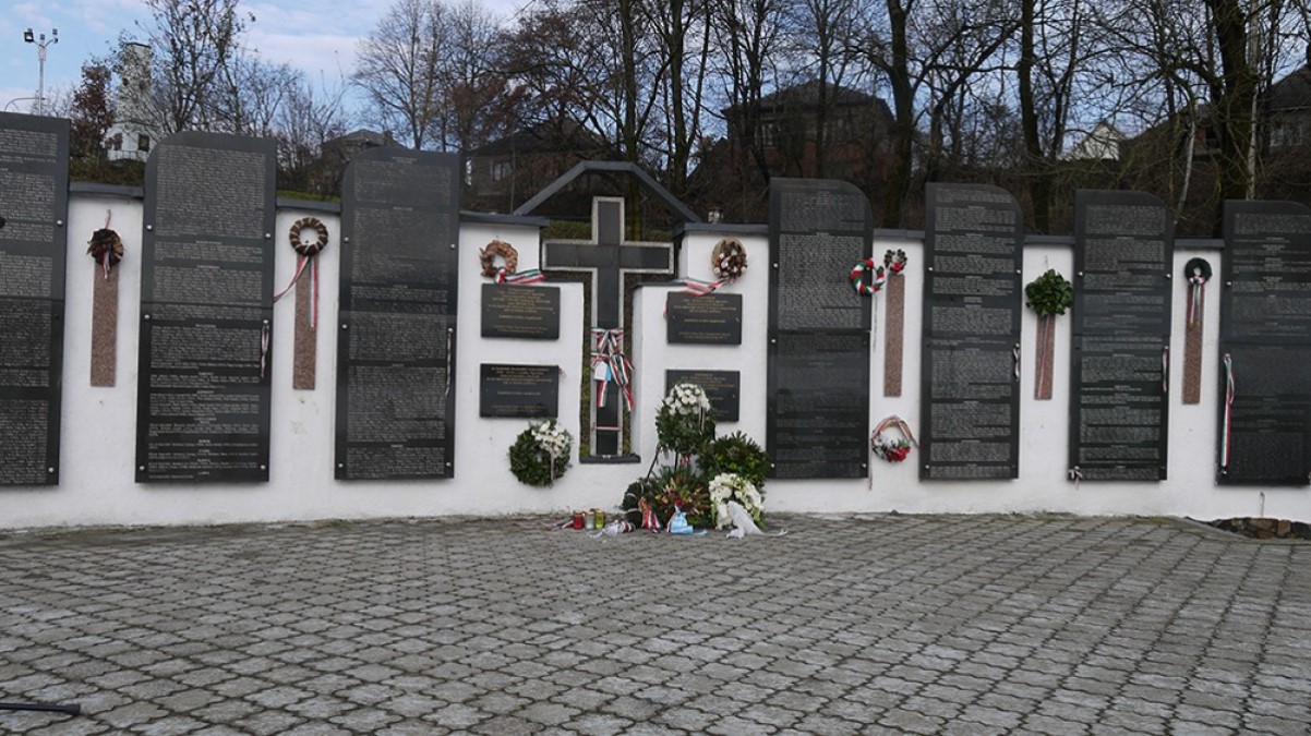   На Закарпатье вандалы повредили памятник венграм: Кулеба заявил о провокации  - фото 1