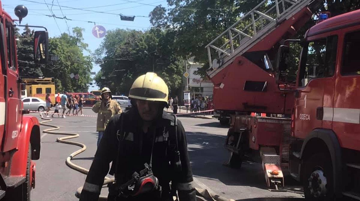 Пожар в Одессе  уничтожил несколько квартир - фото 1