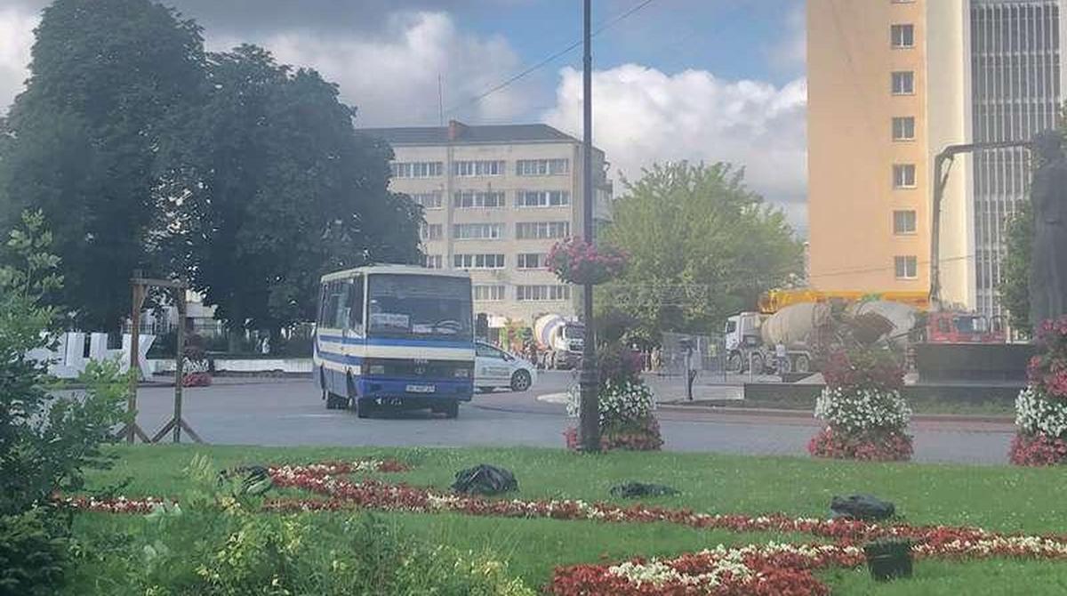 Центр Луцка перекрыт из-за захвата автобуса вооруженным мужчиной - фото 1