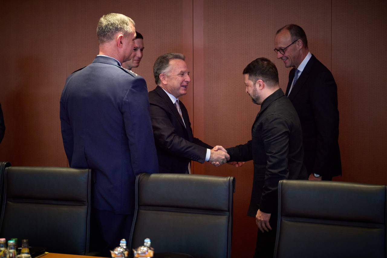 Україна веде переговори з емісарами Трампа - фото 1