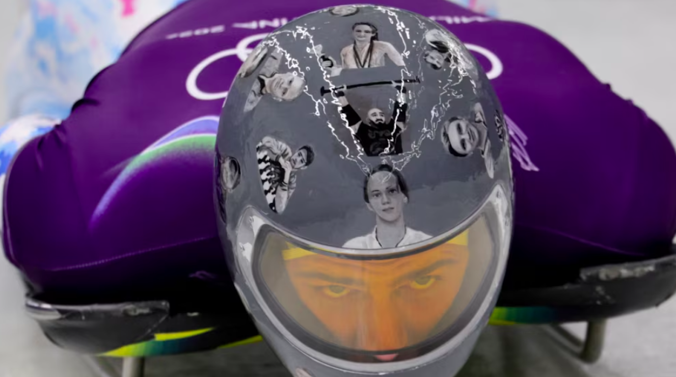 Владислав Гераскевич у шоломі з портретами загиблих спортсменів під час тренування, Мілан, 9 лютого 2026 року - фото 1