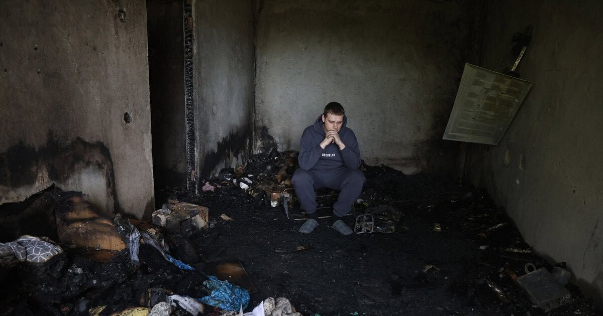 Залишилися лише капці та оправа від окулярів: як містичний сон врятував киянина від російської ракети - фото 1