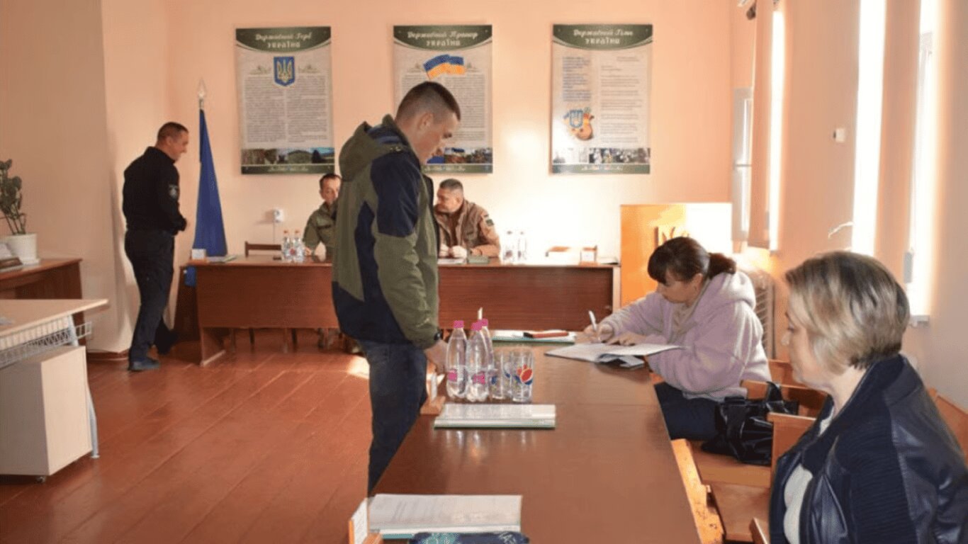 Повістка застала на лікарняному: скільки часу є на візит до ТЦК, щоб не потрапити в розшук - фото 1