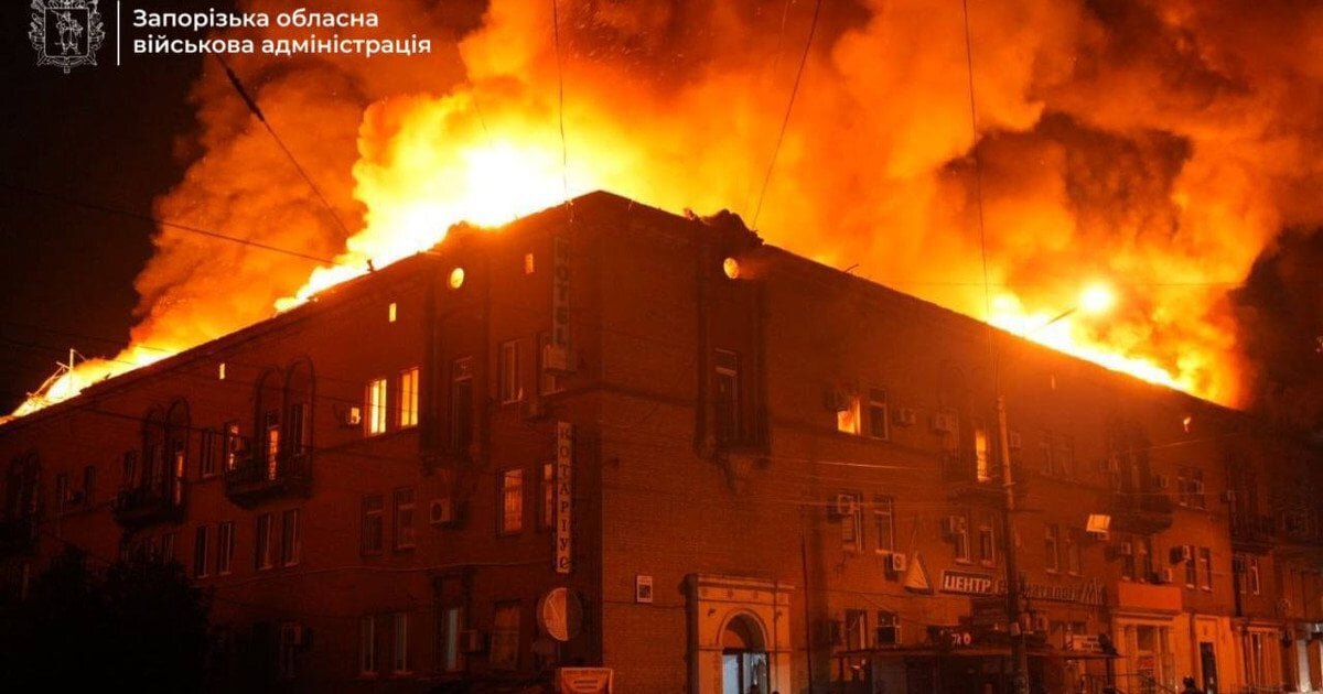 Нічний терор Запоріжжя: «Шахеди» спалили багатоповерхівку та понівечили університет, є жертви - фото 1