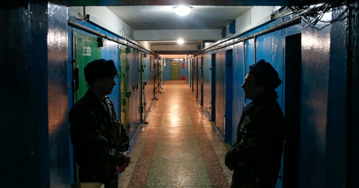 Без адвокатів, зв'язку та надії на швидкий обмін: через що проходять тисячі цивільних українців у російських тюрмах - фото 1