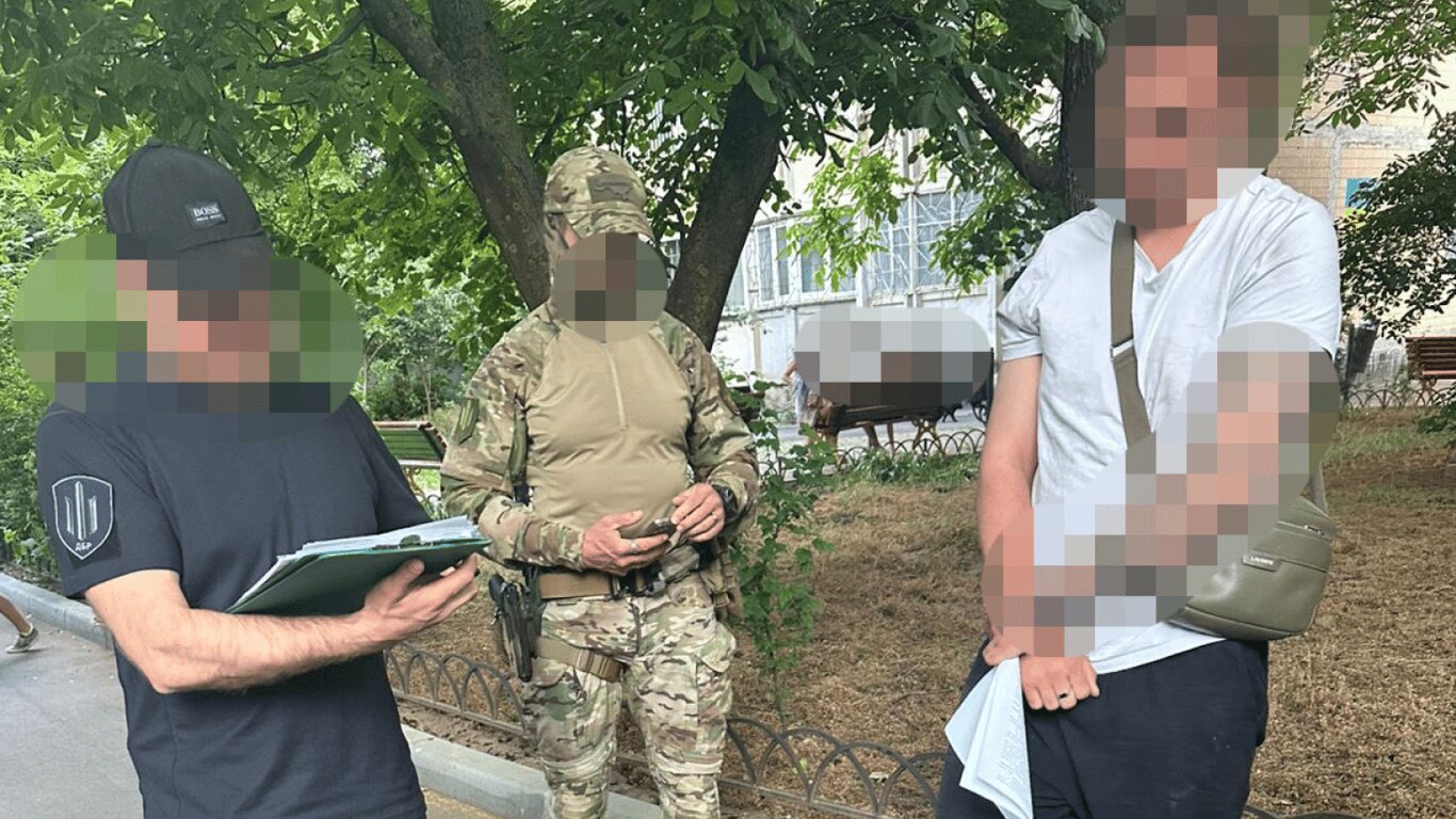 Бізнес на СЗЧ: на Одещині військовий та іноземець вимагали $8500 за повернення на службу без покарання - фото 1