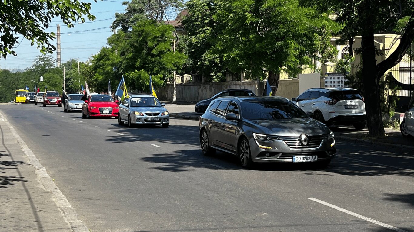 «Маршрут пам'яті» в Одесі: родини загиблих Героїв нагадали місту справжню ціну Конституції - фото 1