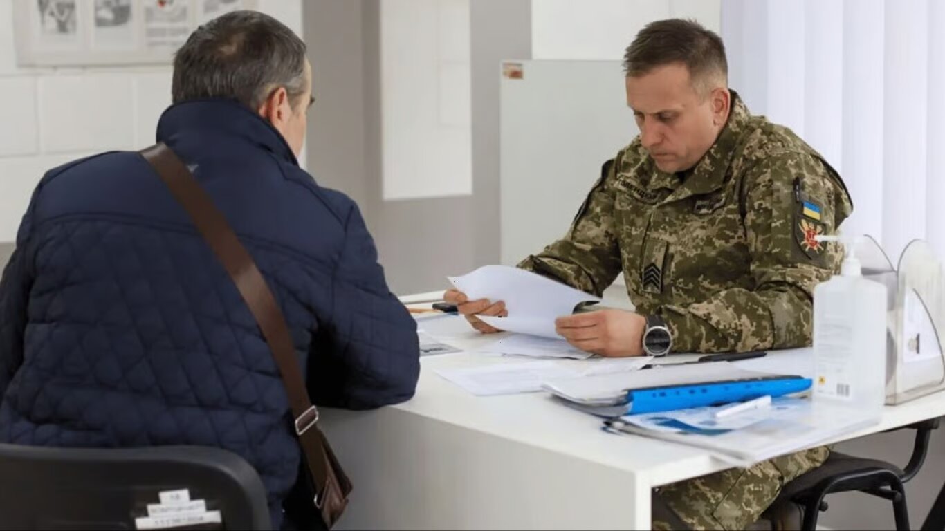 Зарплата від 26 тисяч та жодних боргів: у Мінекономіки чітко пояснили, кому світить бронь від мобілізації - фото 1