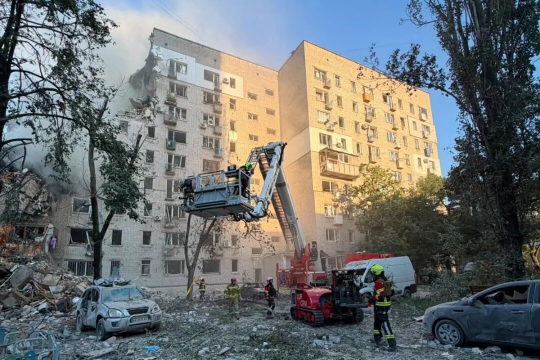 Нічний терор Києва: пряме влучання у багатоповерхівку, 9 загиблих та понад 400 тисяч «двохсотих» росіян - фото 1