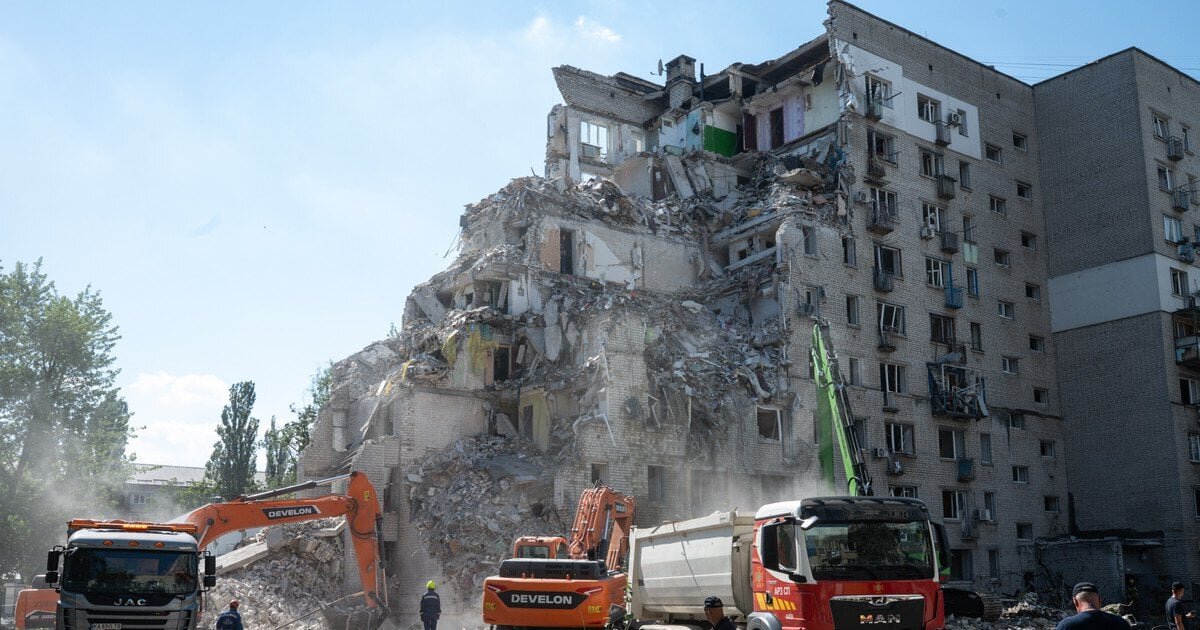 30 загиблих і доба під завалами: наслідки рекордного балістичного удару по Києву - фото 1