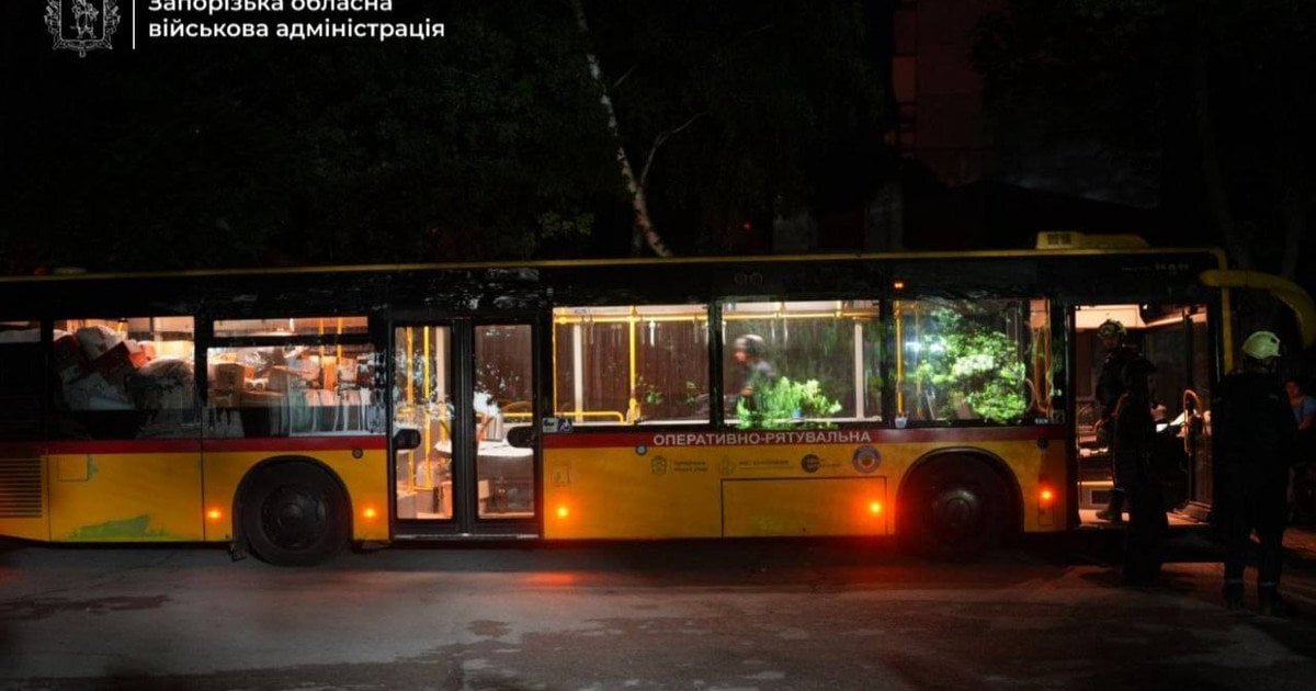 Неспокійна ніч: удари по багатоповерхівках Запоріжжя, дим над Дніпром та блекаут у Криму - фото 1