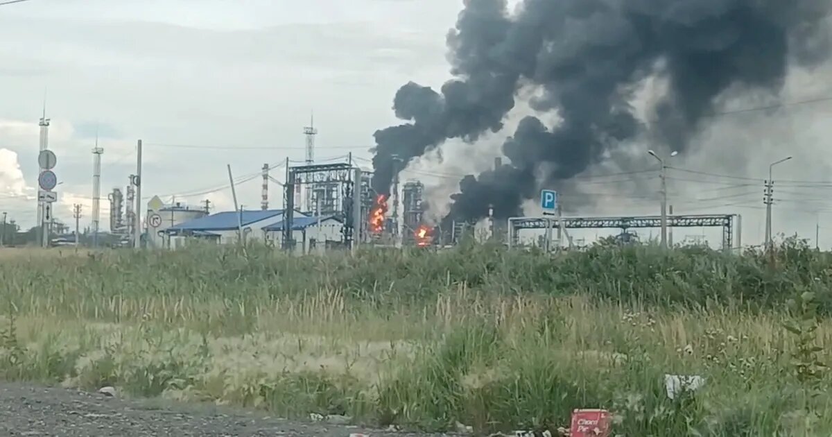 Палає аж у Сибіру: українські дрони Fire Point дісталися Омського нафтопереробного заводу - фото 1