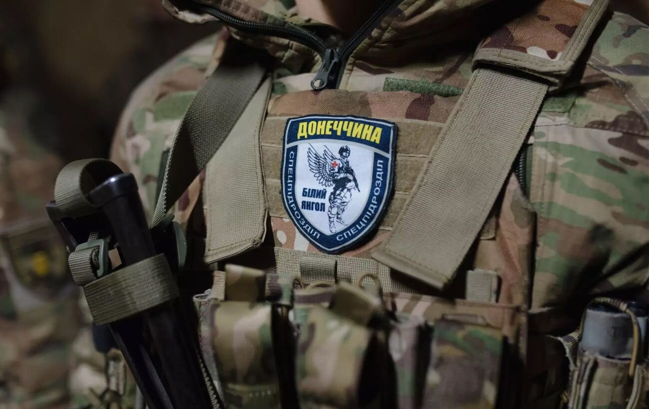 Полювання на беззбройних: у Дружківці російський дрон атакував екіпаж «Білих янголів», який рятував чоловіка на візку - фото 1