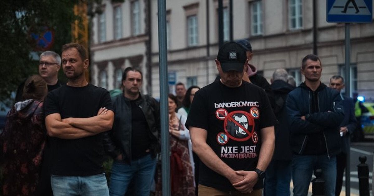 «Туска — на фронт, Україні — ні літра пального»: як у Варшаві пройшов марш проросійських радикалів - фото 1
