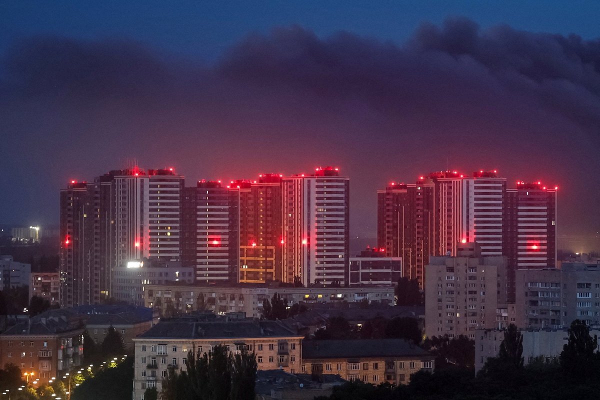 Нічна дуель: поки Київ відбивався від балістики, українські дрони влаштували «бавовну» на аеродромі «Енгельс» - фото 1