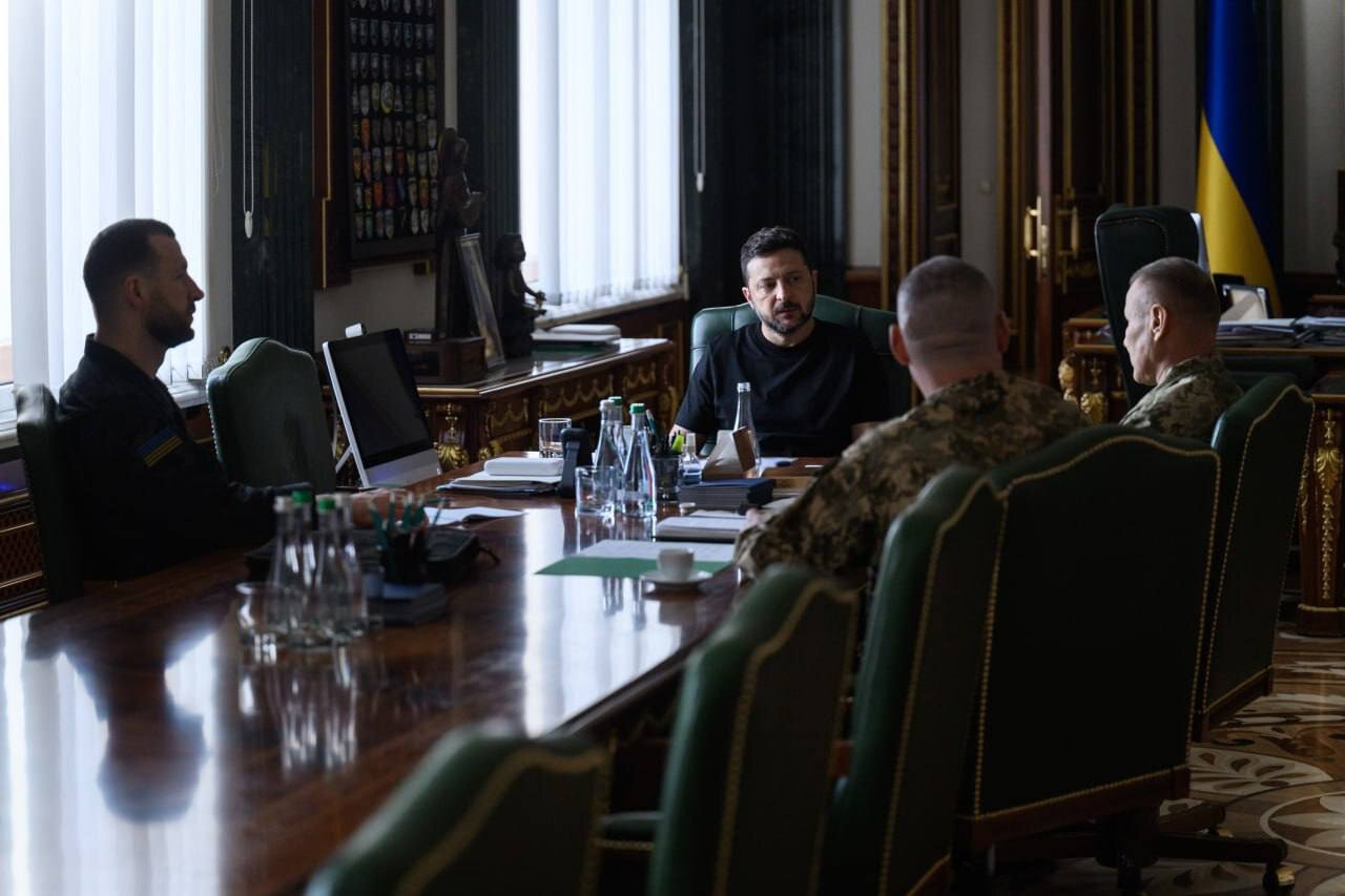 Готуються до будь-яких сценаріїв: Зеленський обговорив захист Чернігівсько-Київського напрямку з військовим керівництвом - фото 1