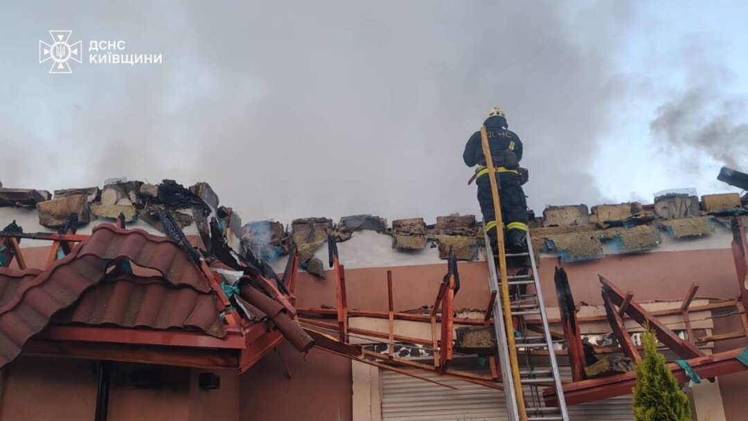 Ранковий удар дронами по Київщині: палаючі будинки та п'ятеро постраждалих, серед яких діти - фото 1