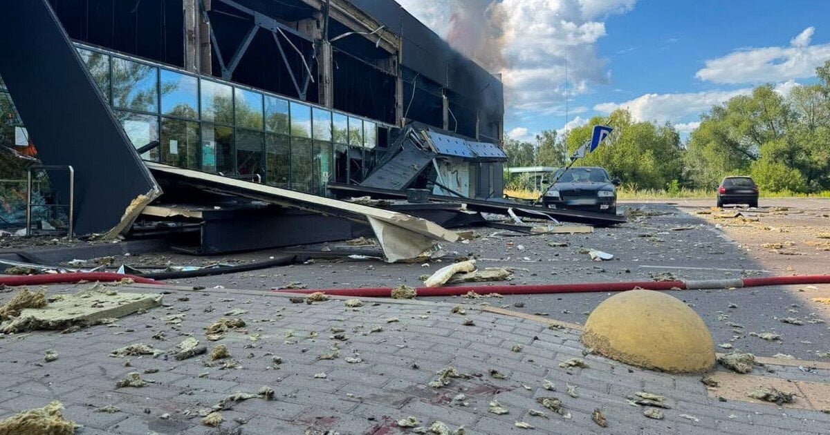 Удар по супермаркету в Чернігові: російські дрони вбили дитину та молоду дівчину, десятки поранених - фото 1