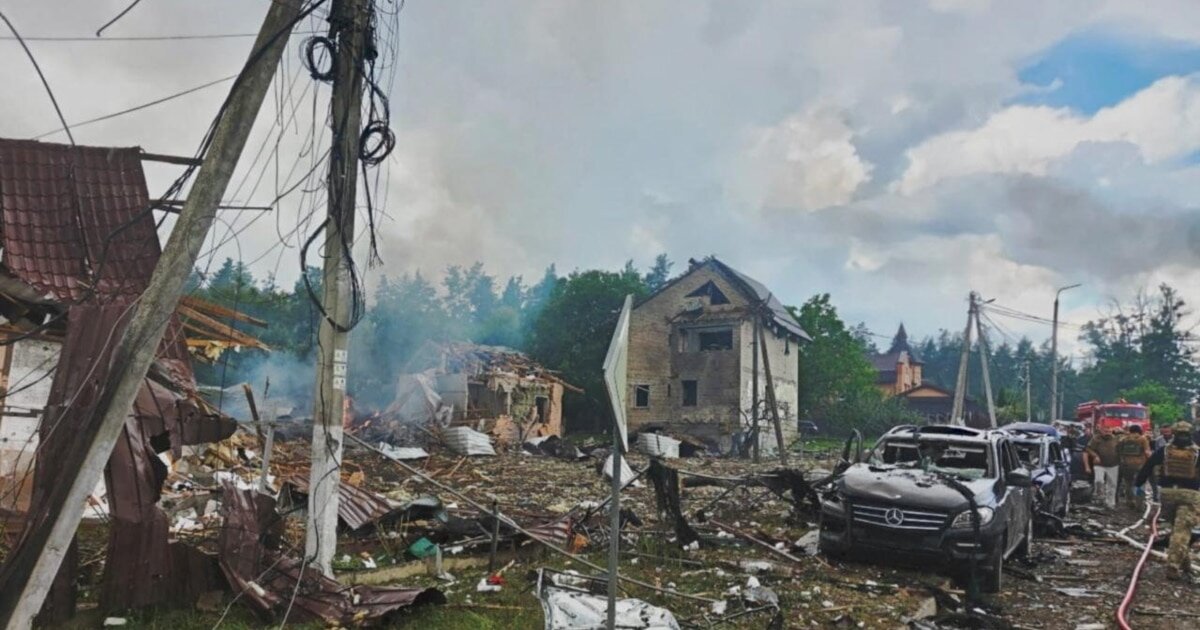 Трагедія на виставці зброї: кількість жертв ракетного удару по Київщині зросла до 12 - фото 1