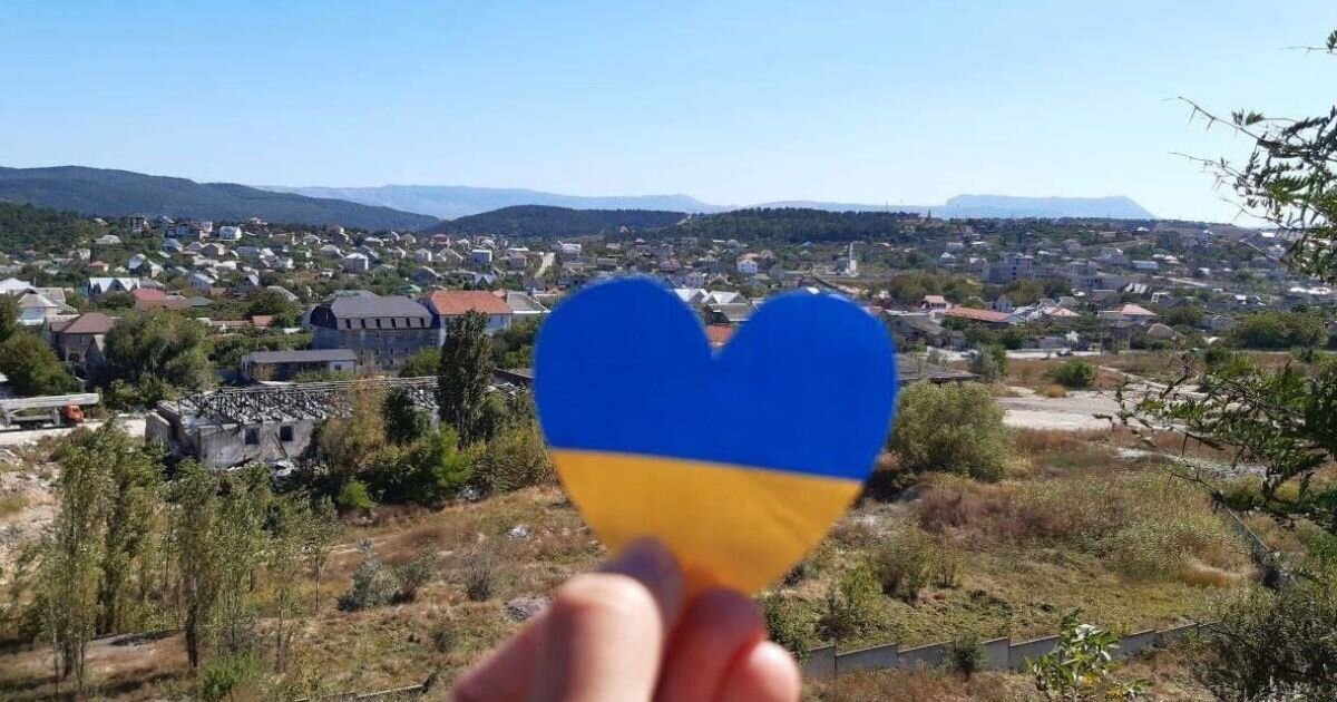Нічна «бавовна» в Криму: у Севастополі після атаки дронів палає військовий об'єкт, а небо затягнуло димом - фото 1