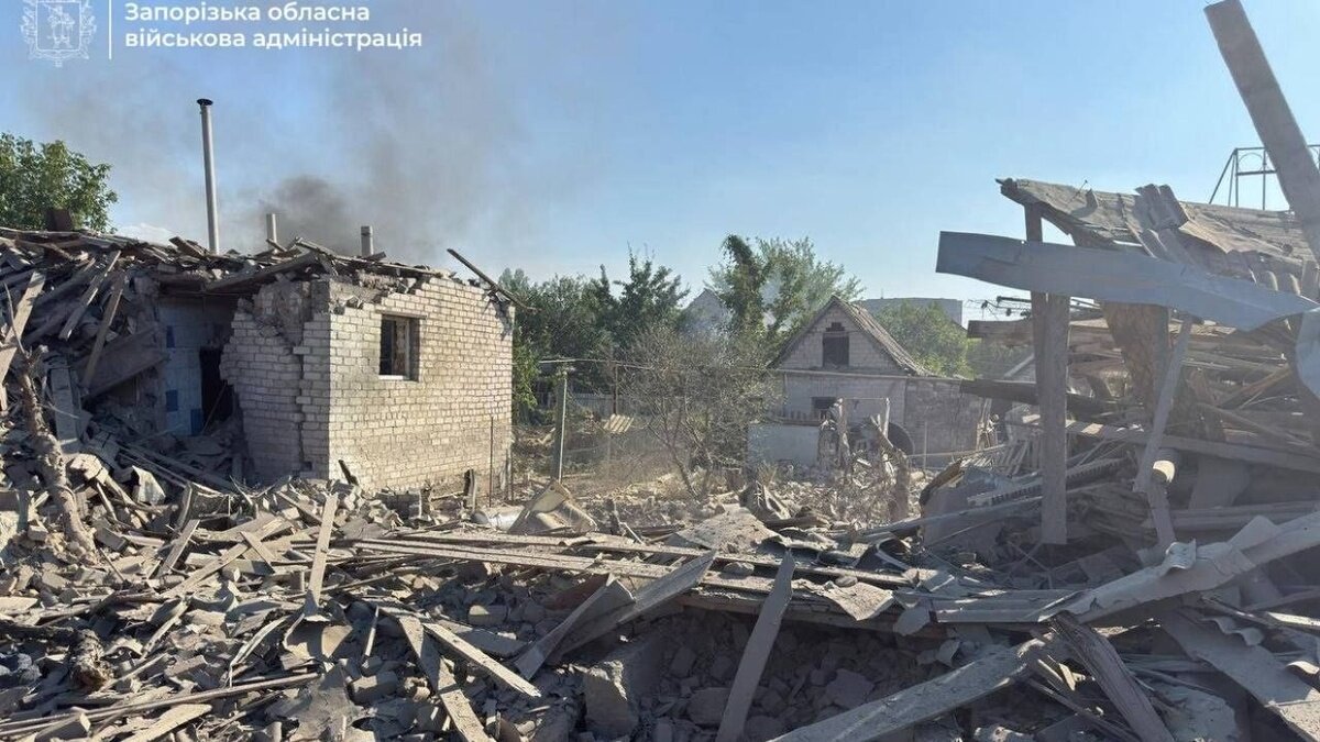 Удар по приватному сектору Запоріжжя: одна людина загинула, ще одну шукають під завалами - фото 1