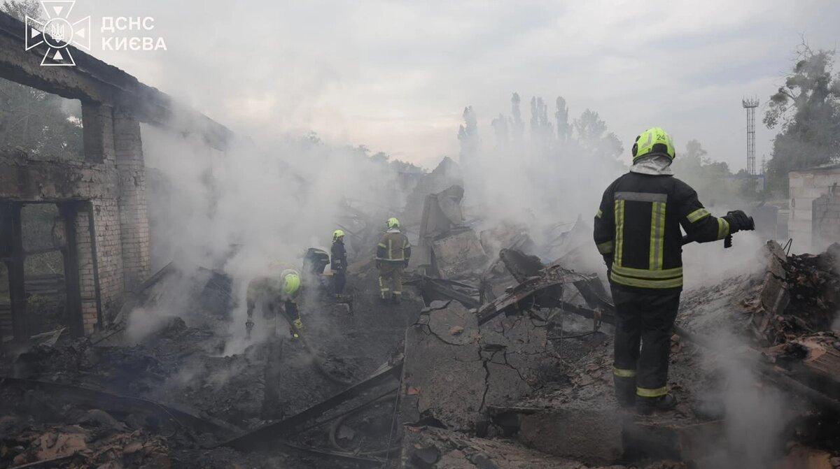 Наслідки нічного удару по Києву: під завалами знайшли тіло загиблої людини - фото 1
