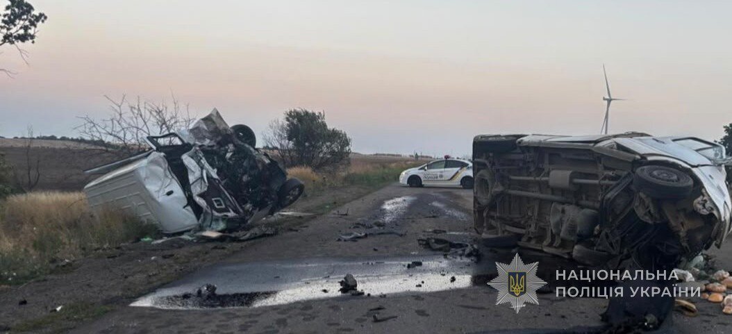 Вантажівка вилетіла на зустрічну на трасі Одеса-Миколаїв: троє загиблих та семеро в лікарні - фото 1