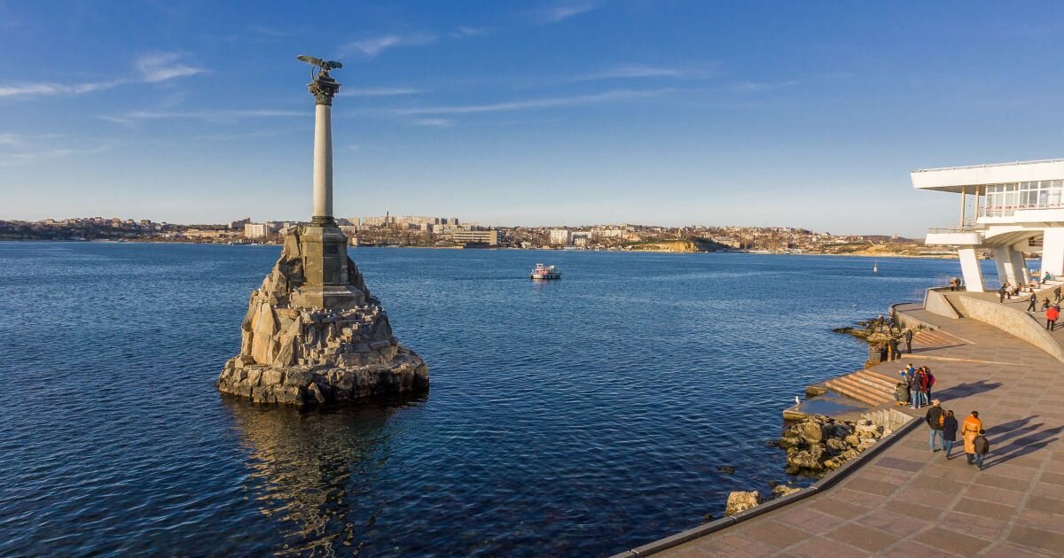 Нічна дискотека в Криму: окупанти звітують про збиті дрони, поки Сімферополь сидить без світла - фото 1