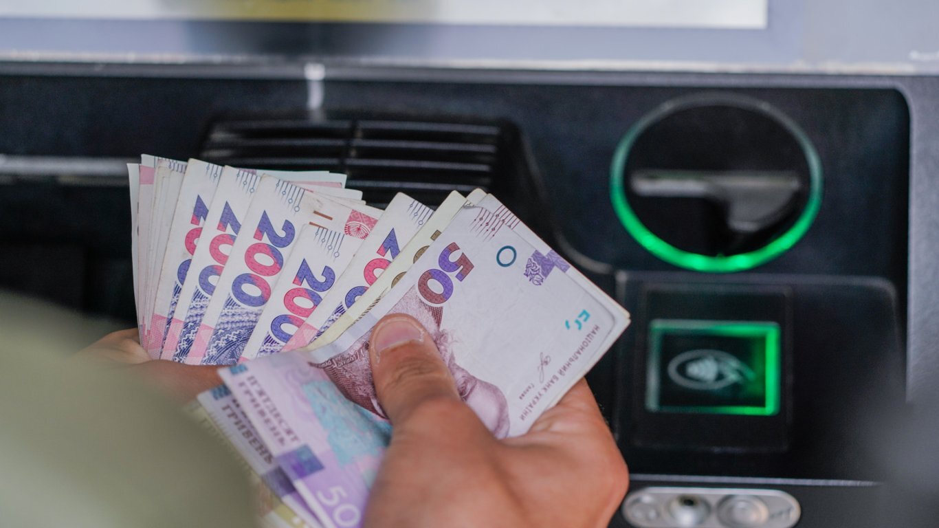 Доларів в одні руки даватимуть більше: НБУ різко підняв ліміти на купівлю валюти та зняття готівки - фото 1
