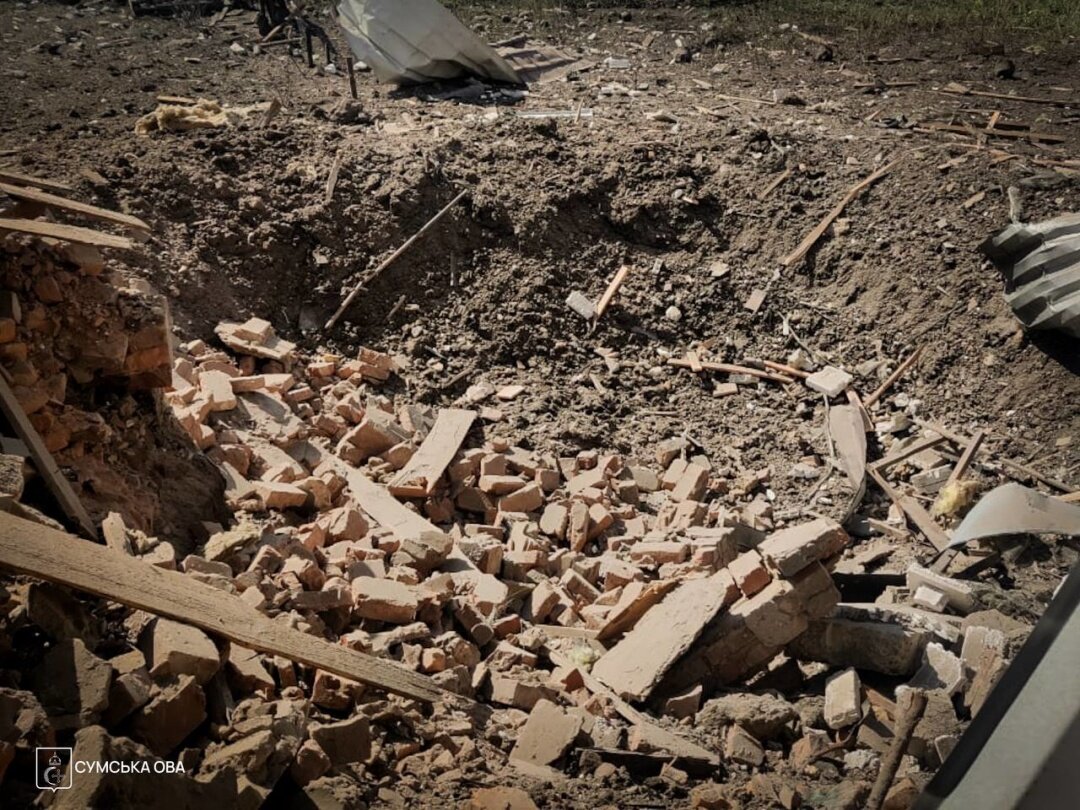 Росіяни вгатили чотирма КАБами по Сумах: загинув водій, пошкоджено зо два десятки будинків - фото 1