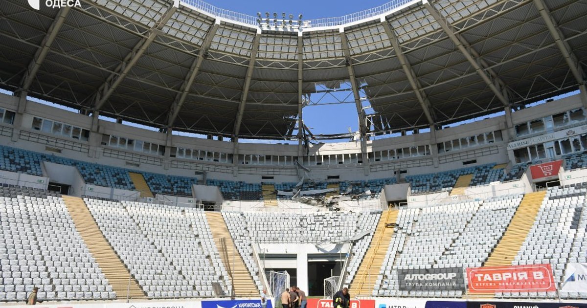 Діра в даху футболу не завада: що зараз зі стадіоном «Чорноморець» після удару російського дрона - фото 1