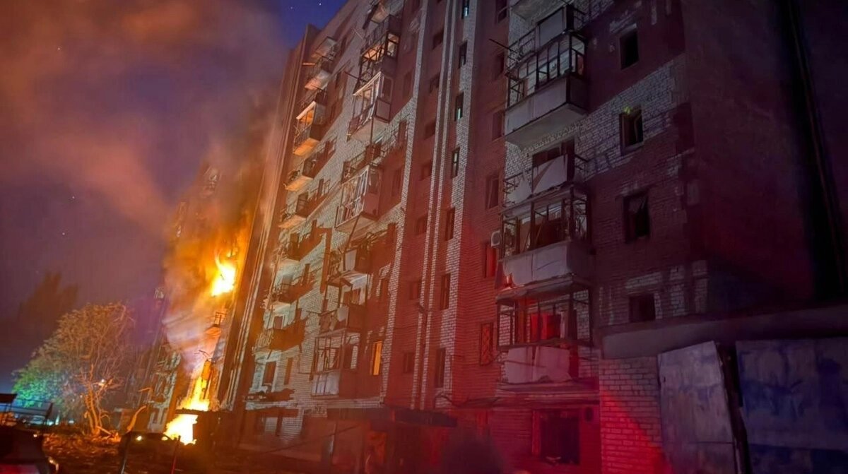 Вечірній терор: Росія вдарила авіабомбами по Краматорську, зруйновано житловий будинок - фото 1
