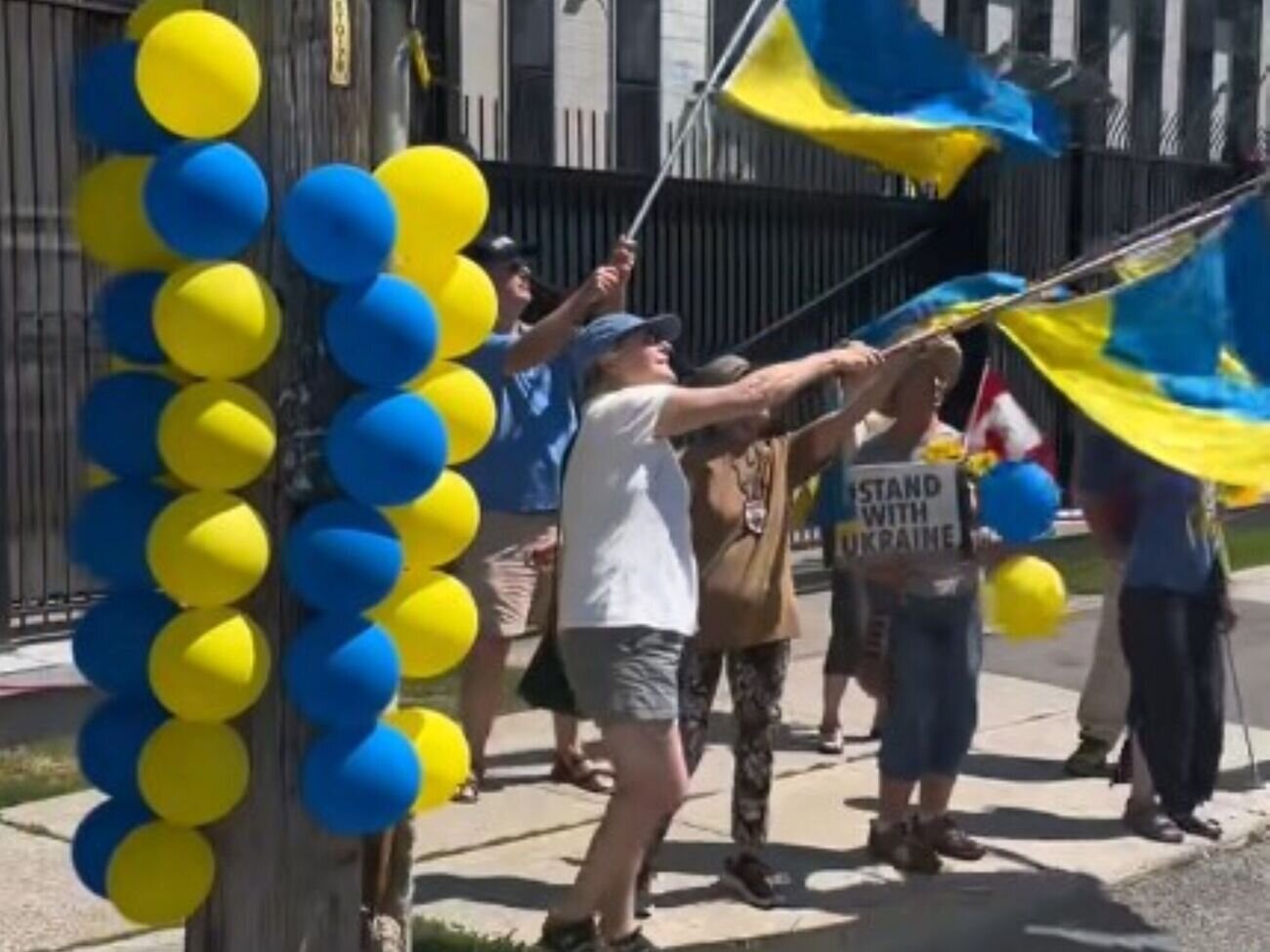 Битва з повітряними кульками: як канадці помстилися ФСБшнику з російського посольства - фото 1