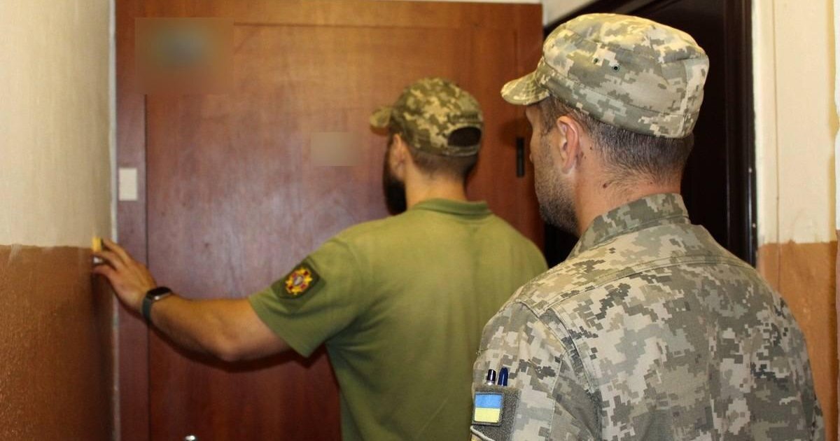 Гості на порозі: чи мають право працівники ТЦК заходити у вашу квартиру та виламувати двері - фото 1