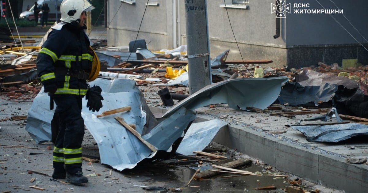 Удар по поліції у Житомирі: кількість жертв зросла до трьох, понад пів сотні людей поранені - фото 1